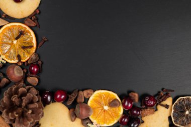Noel süslemeleri arka plan kopya alanı Kuru meyve, mevsimlik dışarı ile baharat, fındık, ev yapımı kurabiye, üstten görünüm, düz yatıyordu 