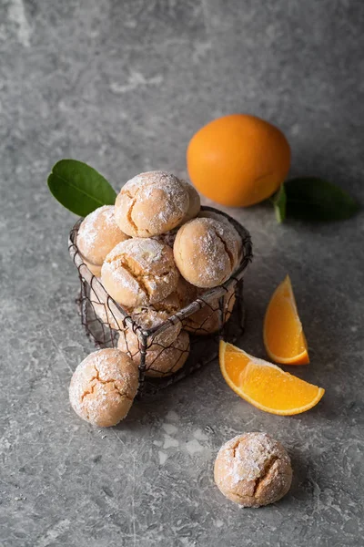 Σπιτικό Πορτοκαλί Τσαλακώστε Cookies Άχνη Ζάχαρη Άχνη Μικρό Μεταλλικό Καλάθι — Φωτογραφία Αρχείου