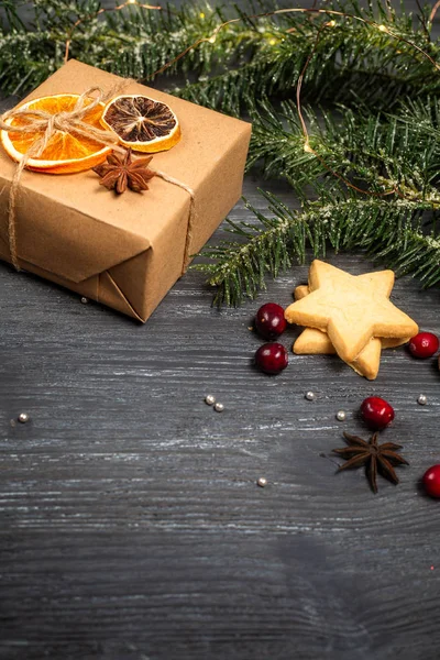 Kerstmis Achtergrond Met Christmas Tree Branch Huisgemaakt Sterren Cookies Kleine — Stockfoto