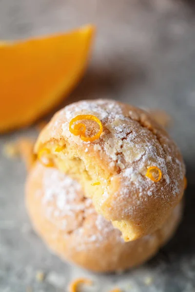 Enkel Hjemmelaget Oransje Kjeks Med Sukkerholdig Glasur Appelsinskive Grå Bakgrunn – stockfoto