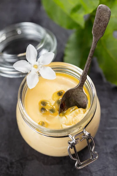 Tarro Vidrio Con Mousse Maracuyá Recién Hecho Cuchara Sobre Fondo — Foto de Stock