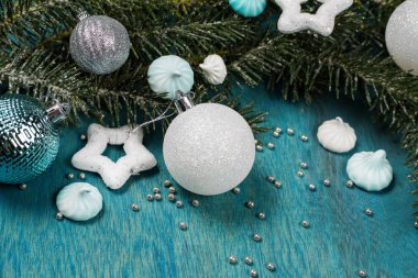 Beyaz ve mavi renk mavi ahşap arka plan, üstten görünüm Noel tatili süsleme