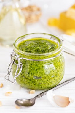 Sadece taze fesleğen pesto sos ve taze madde beyaz arka plan üzerinde dikey kompozisyon yaptı