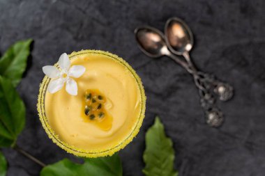 Tutku meyve mus koyu arka plan, üstten görünüm, yatay kompozisyon 