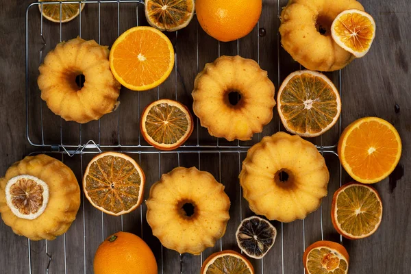 Small Orange Bundt Cakes Fresh Dry Oranges Cooling Ruck Top — Stock Photo, Image