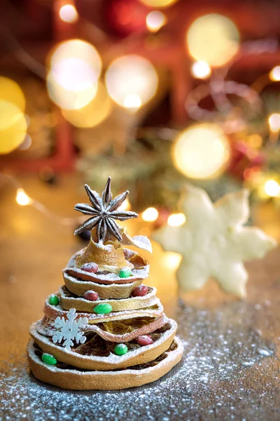Kerstboom Gemaakt Van Gedroogde Stukjes Sinaasappel Anijs Ster Met Feestelijke — Stockfoto