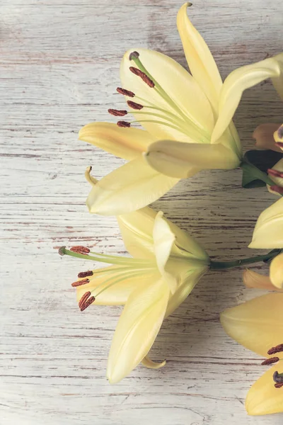 Gele Lelie Houten Achtergrond Bovenaanzicht Verticale Compositie Afbeelding — Stockfoto