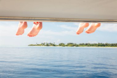 Birinci sınıf koltukları. Yakın çekim çocuk ayak üst teknede o zemin kaplaması