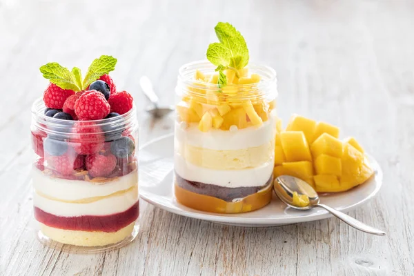 Hallon och mango dessert, cheesecake, bagatell, musen i ett glas — Stockfoto