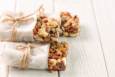 Badem, kaju fıstığı, kabak çekirdeği, susam, beyaz arka plan Resim üzerinde bal gibi kavrulmuş fındık ile ev yapımı superfood kahvaltı barlar 