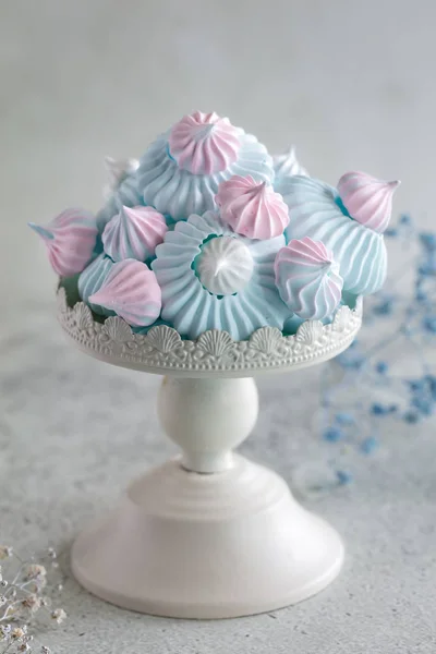 Meringa rosa pastello fatta in casa, blu e bianca su piccola torta di metallo — Foto Stock