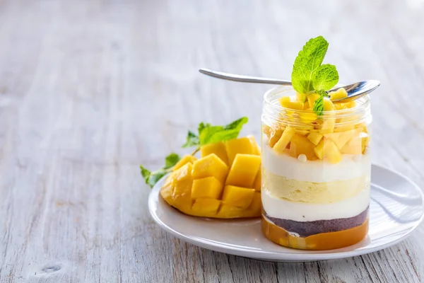 Söt hemlagad Mango efterrätt, cheesecake, bagatell, mus i en gla — Stockfoto