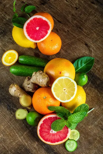 Raw fruit whole and cut on wooden background, as a lemon, grapef — Stock Photo, Image