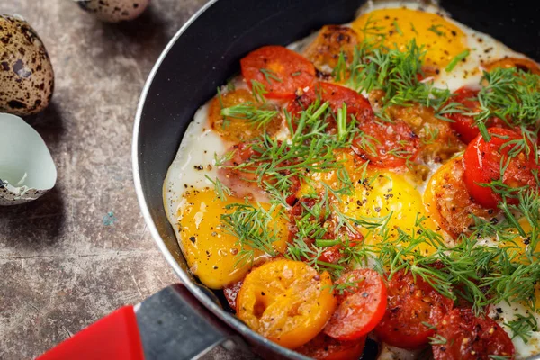 토마토와 딜을 프라이팬에 넣고 계란을 튀긴 후 닫습니다.. — 스톡 사진