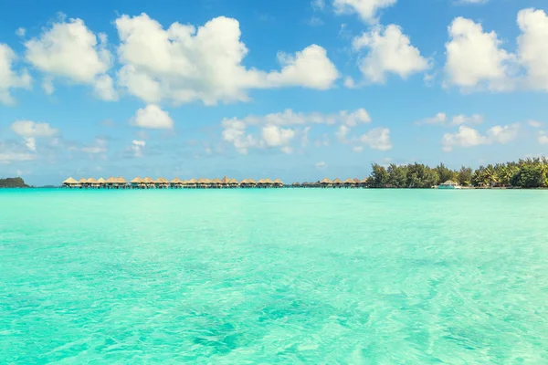 Vista deslumbrante da lagoa azul-turquesa e bungalows distantes nas costas — Fotografia de Stock