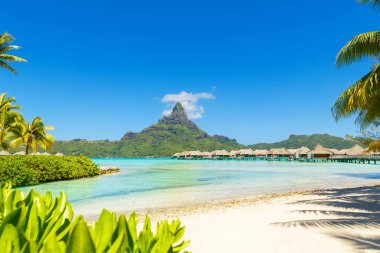 Mount Otemanu tropikal turkuaz lagün ve klasik bungalov ile görüntülemek Adası Bora Bora, Tahiti, Fransız Polinezyası, Pasifik Okyanusu. 