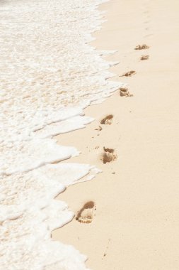 T yakınındaki plaj kum üzerinde insan ayakları insan ayaklarının arka plan