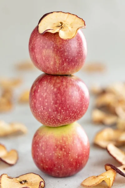 Pila de tres manzanas frescas y papas fritas de manzana secadas al sol como una saludable — Foto de Stock