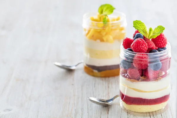 Himbeere, Blaubeeren und Mango-Dessert, Käsekuchen, Kleinigkeiten, — Stockfoto