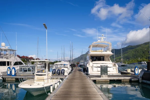 Molo, přístaviště luxusních jachet a člunů za slunného letního dne v přístavišti ostrova Eden, mait, Seychely — Stock fotografie