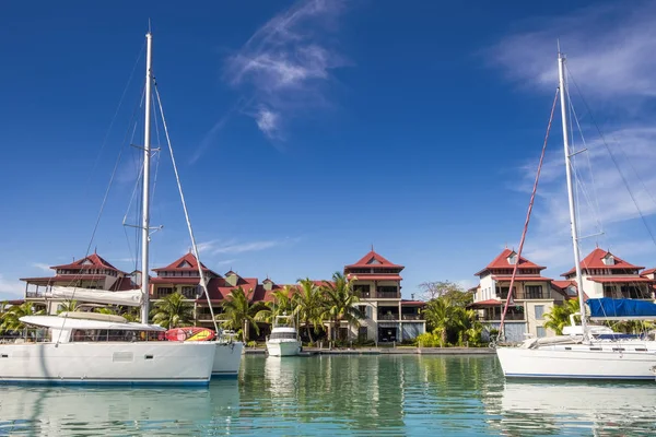 Yates de lujo y barcos en el soleado día de verano en el puerto deportivo de Eden Island, Mahe, Seychelles — Foto de Stock