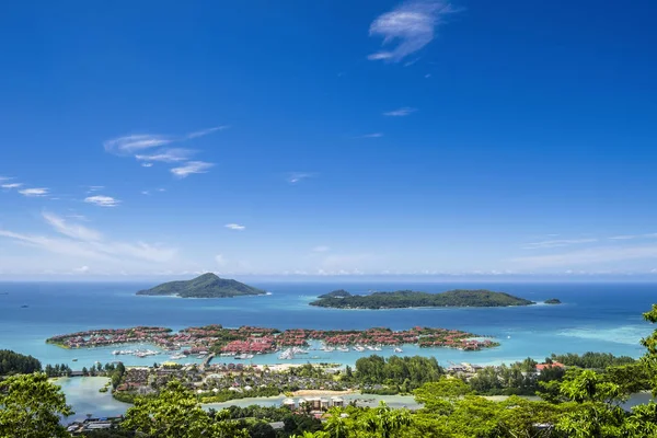 Вид з безпілотника проект нерухомості "Eden Island" з вражаючим видом на дорогу Lamisere Road, Острів Мае, Сейшельські острови Стокова Картинка