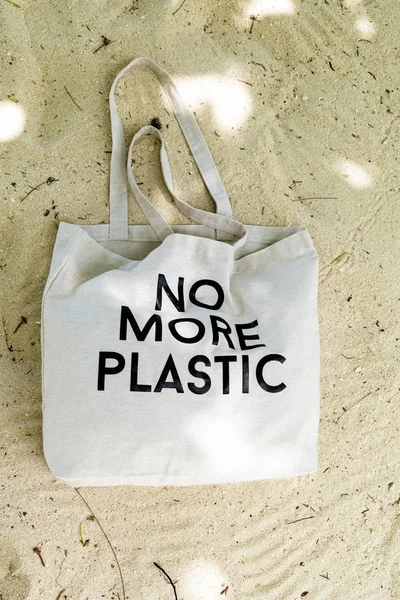 Eco-tas met geen meer plastic concept teken op actueel strand zand, Top View — Stockfoto