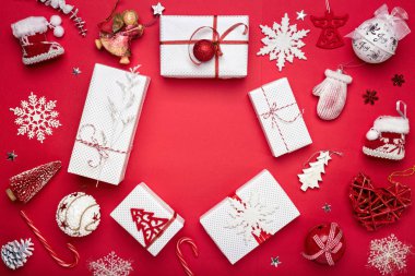 Yaratıcı sarılmış ve kırmızı arka plan üzerinde kutularda noel hediyeleri dekore. Yukarıdan üstten görünüm. Düz yatıyordu zekâ kopyalama alanı  
