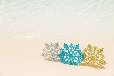 Yılbaşı ağacı süsleri deniz plaj kum - kış tatil tropik, Xmas şenlikli kavramı