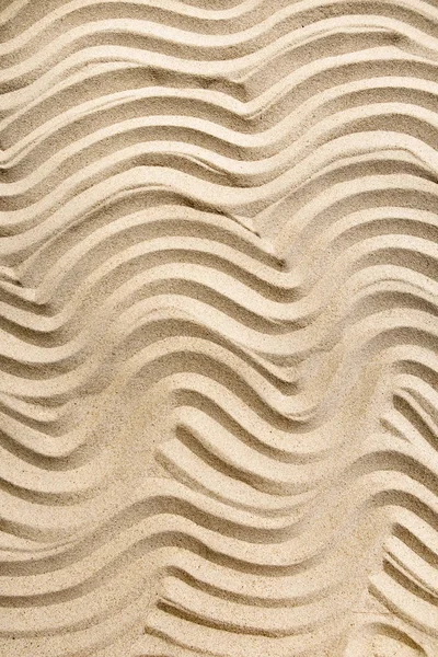 Текстура лінії хвилястий пісок на пляжі, фон природи, вид зверху, вертикальний — стокове фото