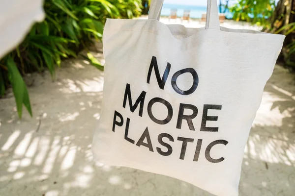 Eco bag NO LEBIH PLASTIC di tengah-tengah hijau segar pulau dedaunan tropis — Stok Foto