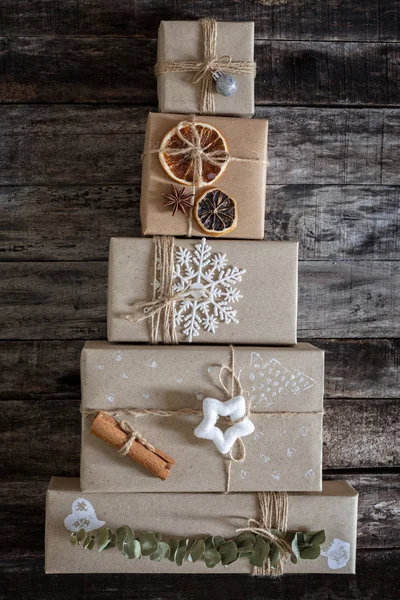 Creatief verpakt en ingericht Kerstcadeaus in de vorm van kerstboom, verticale samenstelling — Stockfoto