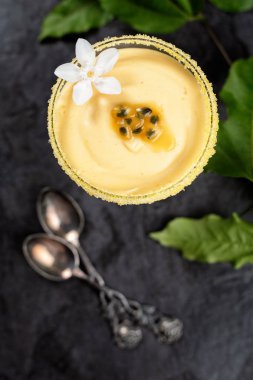 Koyu arka plan üzerinde Passion meyve mus, üst vire, dikey kompozisyon