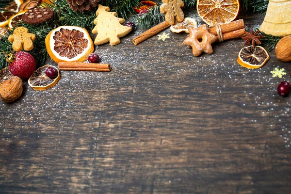 Tło świąteczne z gałęzi choinki, Świąteczna dekorattion, suche owoce, domowe ciasteczka i tradycyjne sezonowe przyprawy — Zdjęcie stockowe