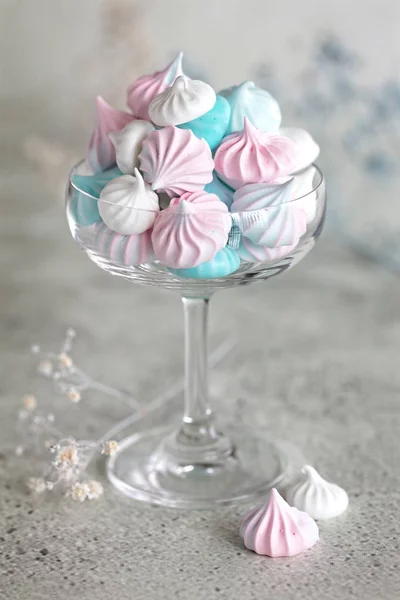 Homemade pastel pink, blue and white meringue in glass on neutral grey background. Vertical minimalistic composition — Stock Photo, Image