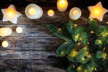 Beyaz mum çeşitliliği ve Noel ağacı brunch 'ı şenlikli bir arka plan, düzlük, kopyalama alanı  