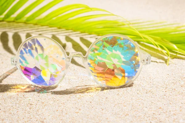 面白い万華鏡多色眼鏡上の砂の背景にヤシの木,コピースペース,フラットレイ — ストック写真