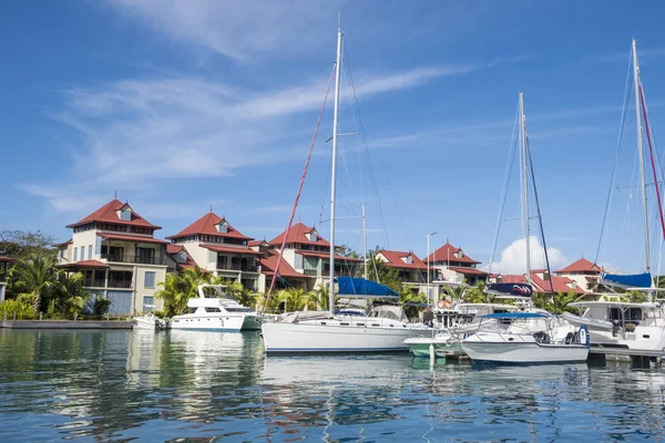 Yates de lujo y barcos en el soleado día de verano en el puerto deportivo de Eden Island, Mahe, Seychelles — Foto de Stock