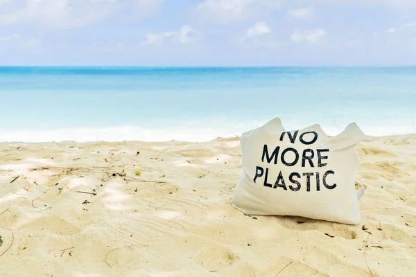 Tidak ada kantong eko plastik lagi di pantai tropis berpasir dengan latar belakang laut biru, ruang fotokopi — Stok Foto