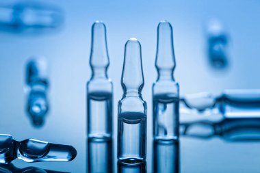 Mavi arka planda tıbbi cam ampule grubu  