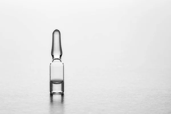 Medicinska Glasampuller Vit Bakgrund Med Kopieringsutrymme — Stockfoto