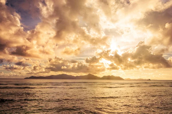 Закат Солнца Яркой Облачностью Голубым Небом Над Морем Далеким Островом — стоковое фото