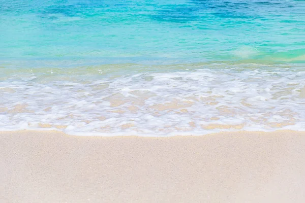 Golf Van Blauwe Oceaan Zandwit Strand Textuur Achtergrond — Stockfoto