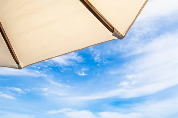 Bílý Deštník Modré Obloze Mraky — Stock fotografie