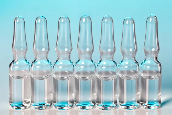 Grupo de ampolas médicas de vidro em cores azuis — Fotografia de Stock