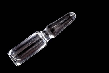 Siyah zemin üzerinde şeffaf çözeltisi olan tek tıbbi cam ampüller  