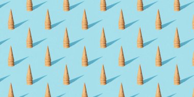 Dondurma tezgahlarıyla Noel deseni açık mavi arka plandaki Noel ağaçları gibidir. 