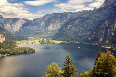 Hallstatt, Avusturya 'nın dağlık Salzkammergut bölgesinde, Hallstatt Gölü' nün batı kıyısında bir köydür.