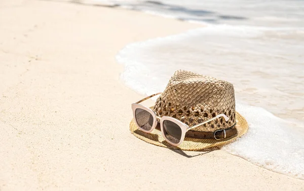 海辺の海岸 夏の熱帯の休日のコンセプトで夏の帽子とサングラスをわら — ストック写真