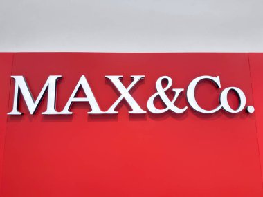 Singapur, Singapur - 02 Mayıs 2025 MAX ve Co. logosu parlak kırmızı duvar arka planında ön plana çıktı